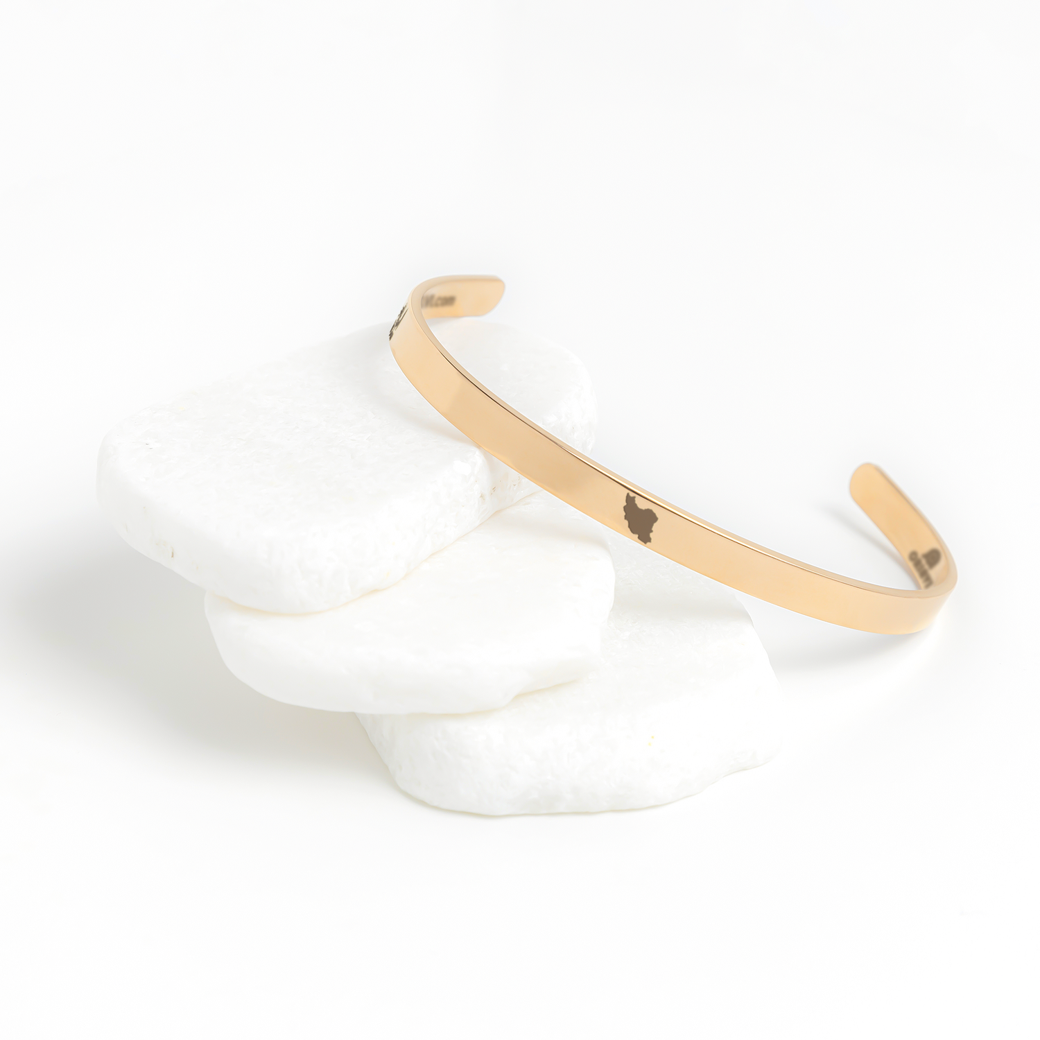 Iran_Map_Cuff_Bracelet__Carry_Your_Ho_Rose_Gold_Lifestyle_02_Mockup.png_15532352